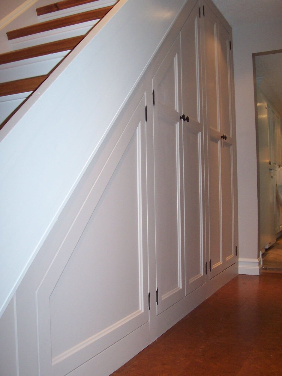 Двери для шкафа под лестницей