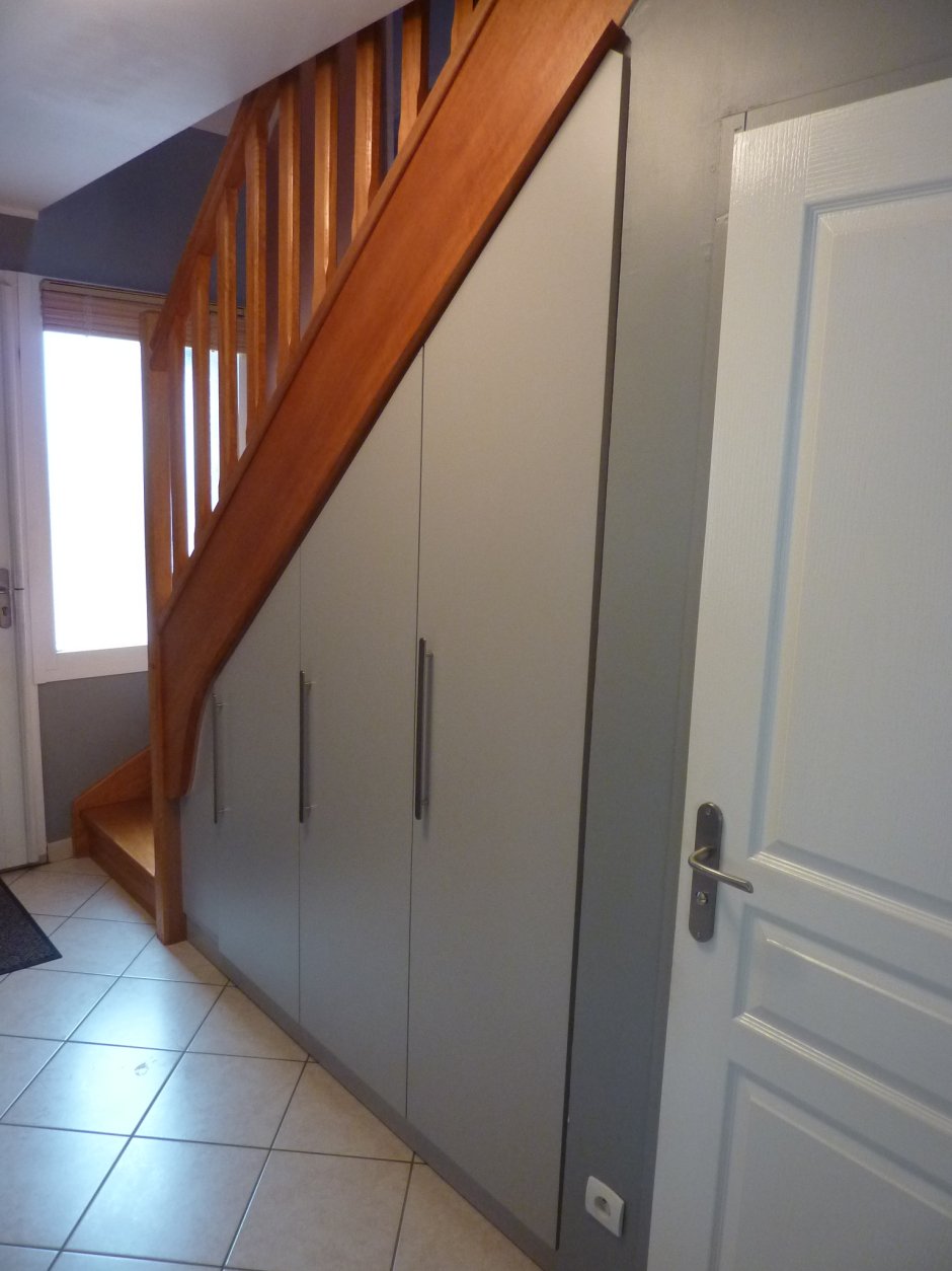 Дверцы под лестницей