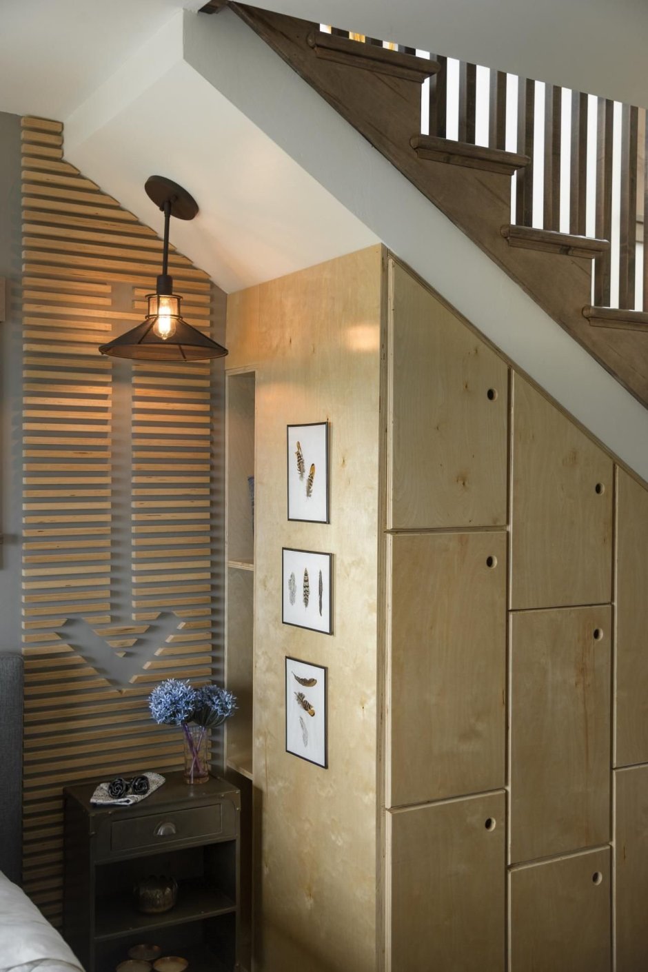 Шкаф под лестницей с жалюзийными дверцами