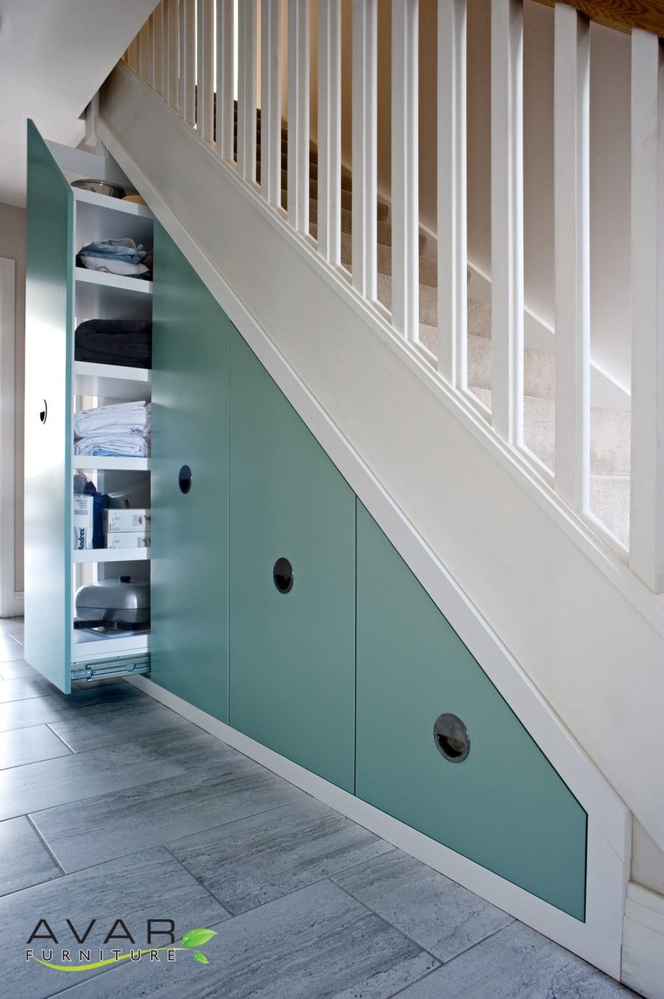 Встроенные ящики под лестницей