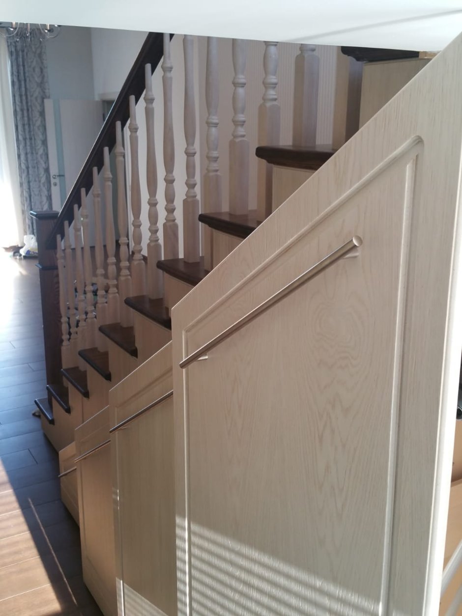 Обшивка подлестничного пространства лестницы