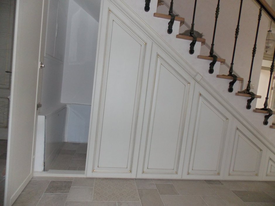 Шкаф под лестницей классика