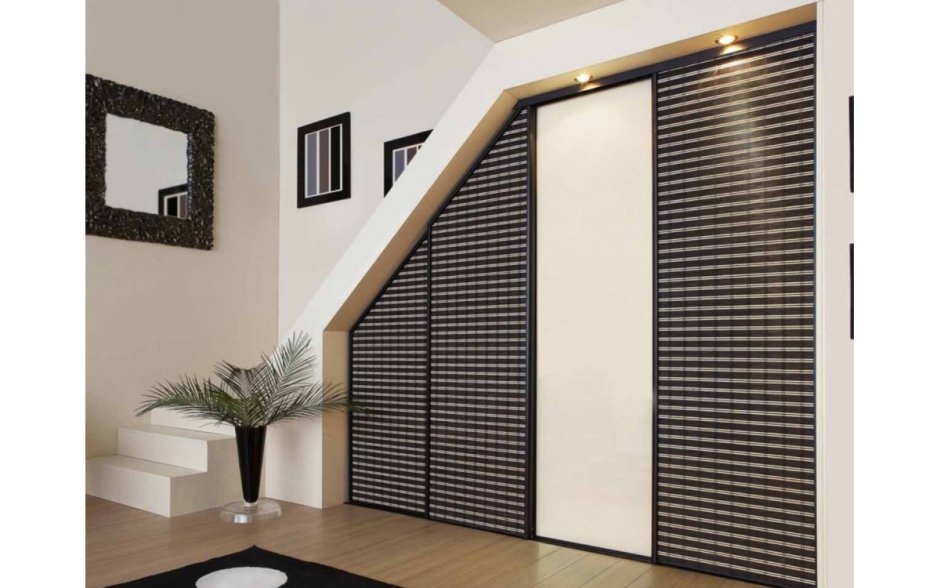 Двери жалюзи под лестницей