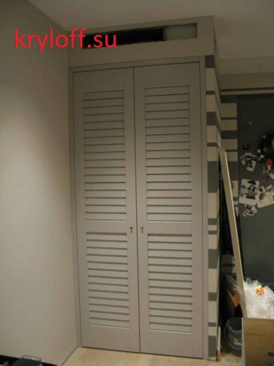 Шкаф под лестницей из жалюзийных дверей