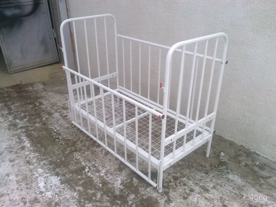 Железная кровать для новорожденных