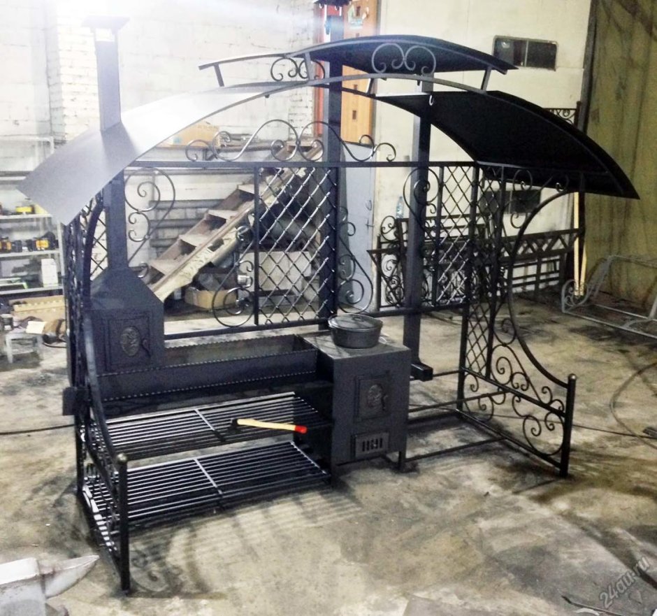 Мангальная зона с казаном и мангалом из металла