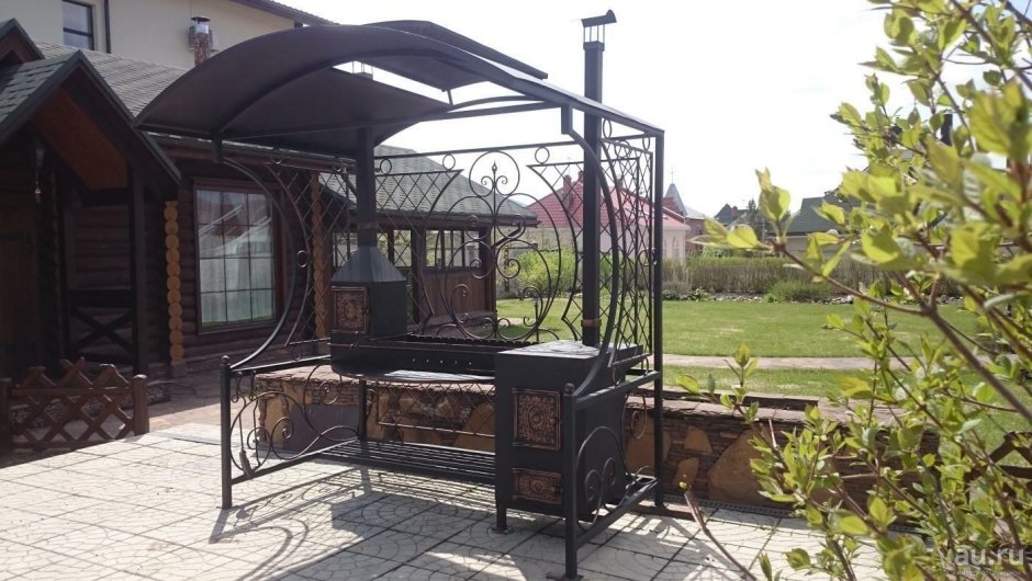 Металлический мангал с вытяжкой