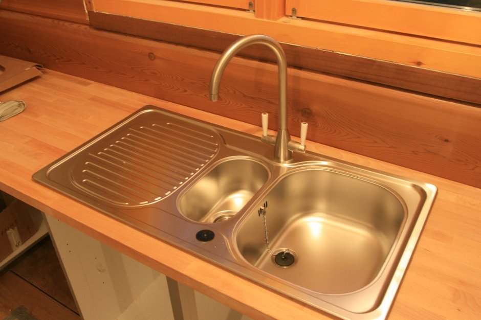 Кухня с накладной мойкой