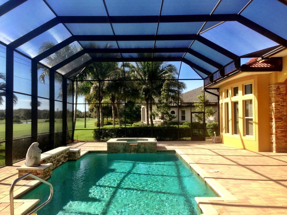 Бассейн под стеклянной крышей