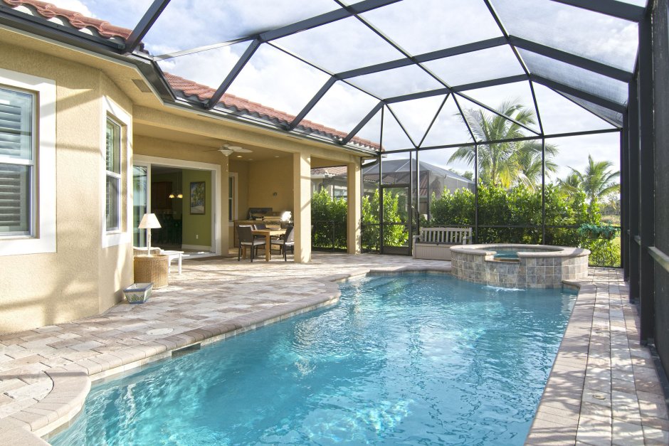 Крытый бассейн во дворе