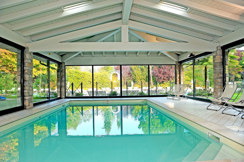 Крытый бассейн на участке