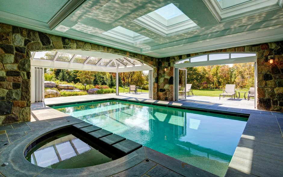 Красивый бассейн в доме