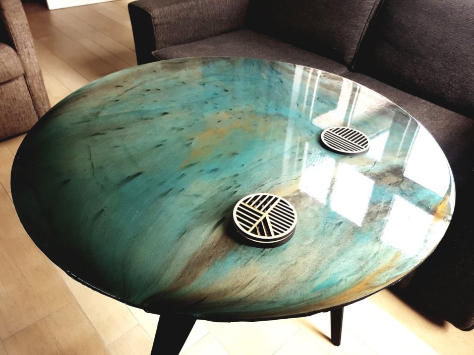 Стол из фанеры и эпоксидной смолы