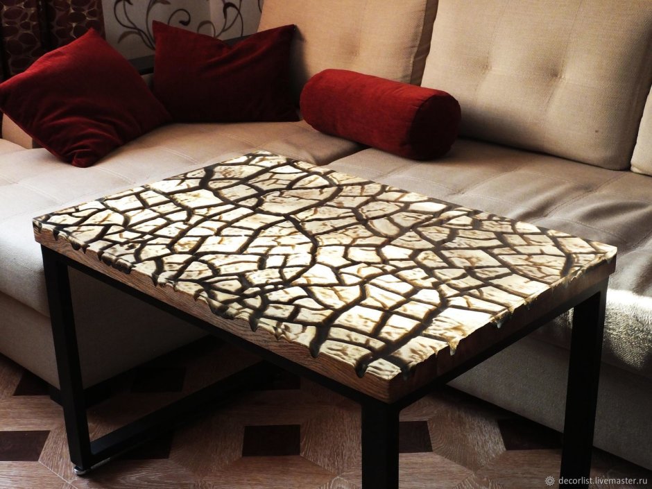 Стол из кусочков дерева