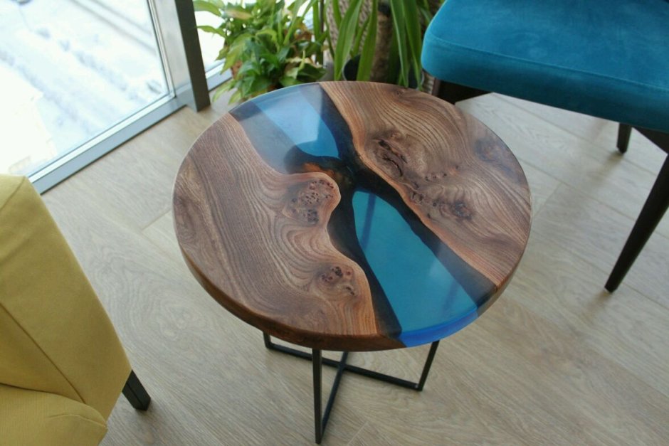 Журнальный столик с эпоксидной смолой