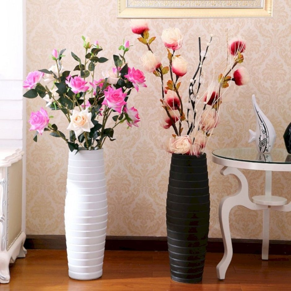 Большие вазы с цветами
