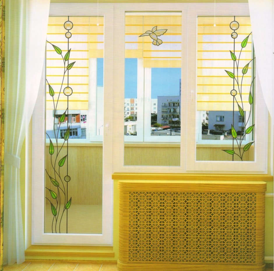 Витражные окна на балконе