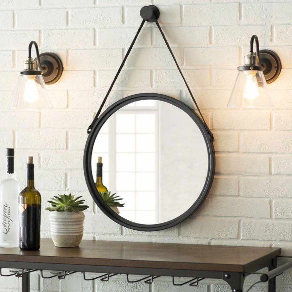 Зеркало в деревянной оправе