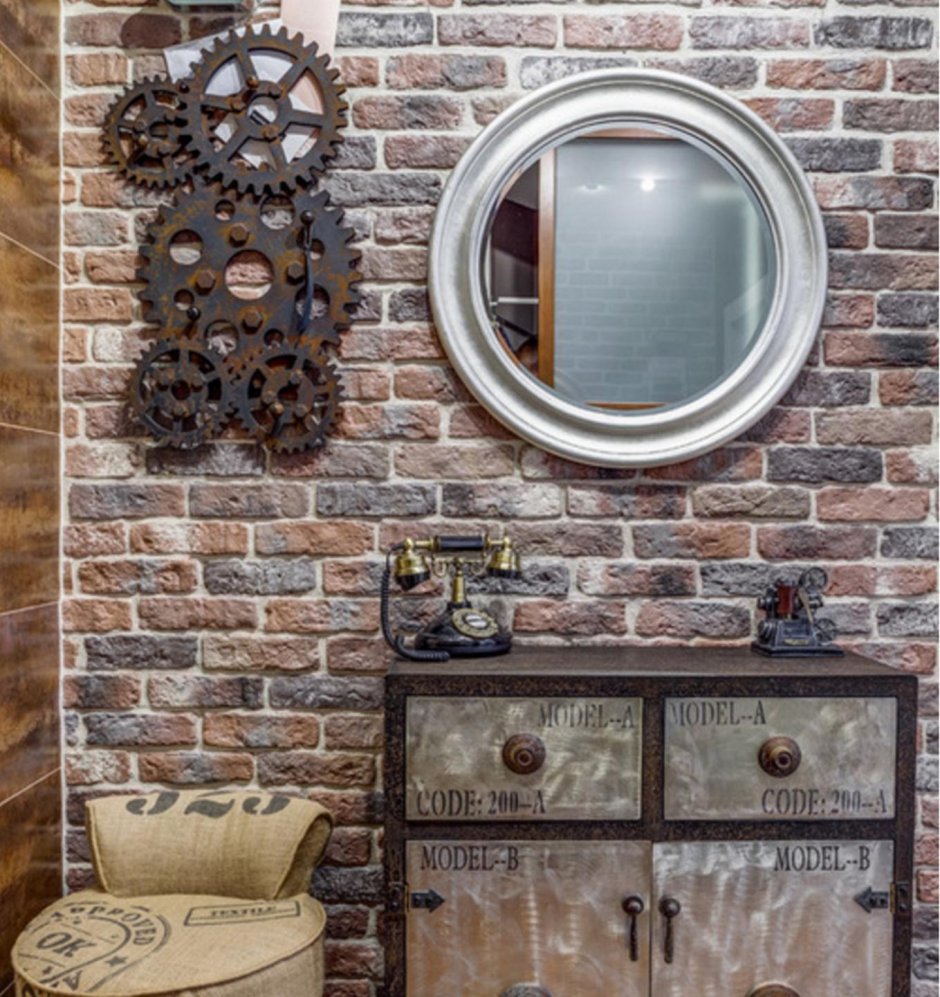 Зеркало в деревянной раме