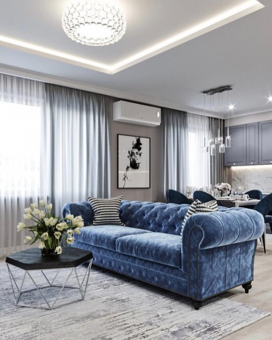 Синий диван в серой комнате