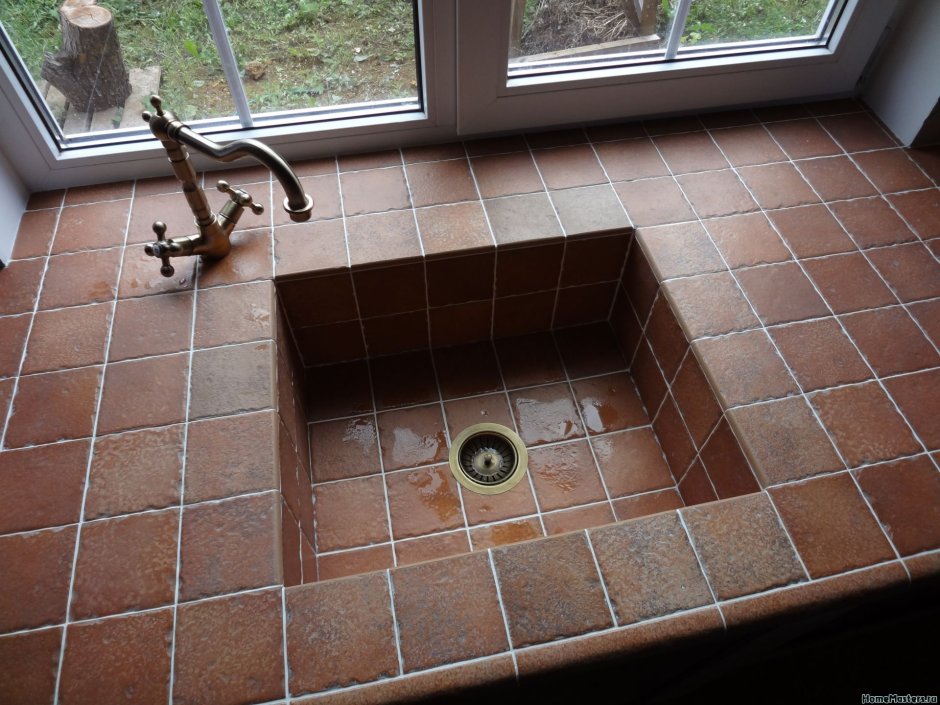 Плоская каменная раковина в ванную