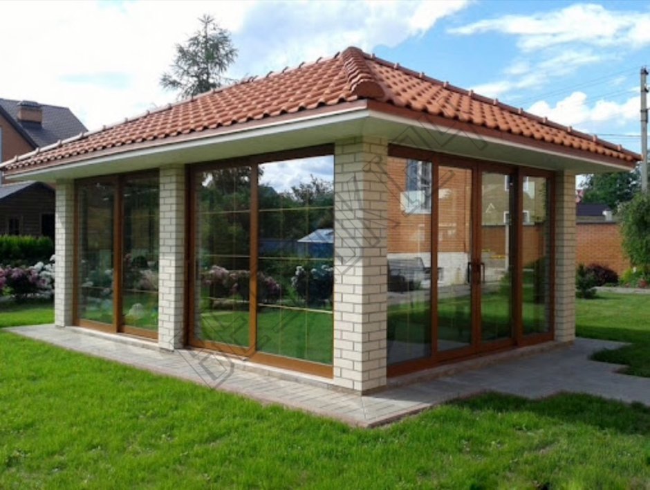 Беседка с витражными окнами