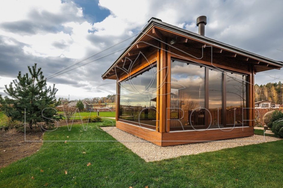 Кирпичная односкатная застекленная беседка