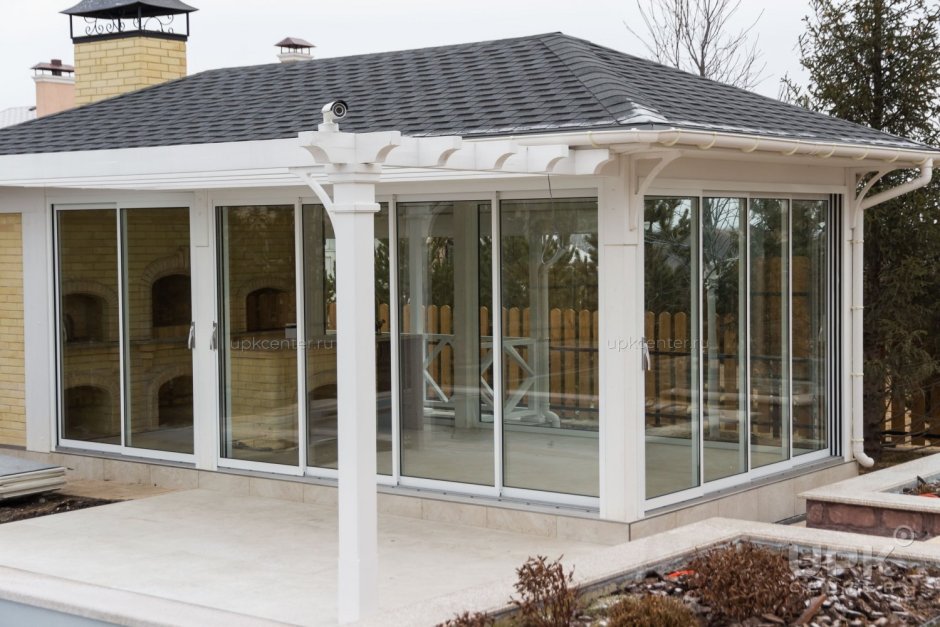 Застекленная беседка