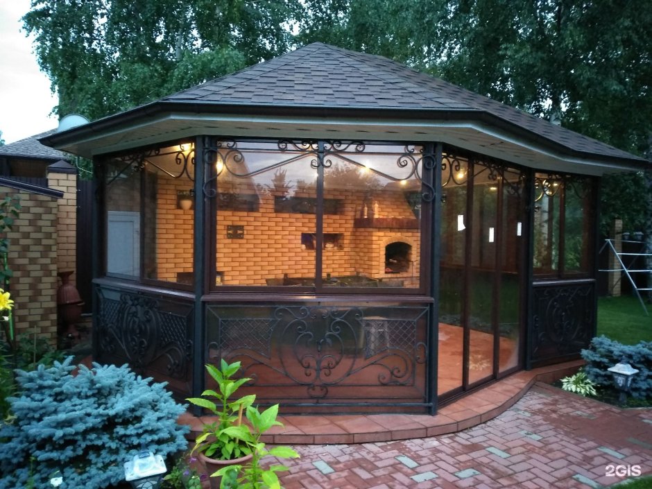 Застекленная беседка