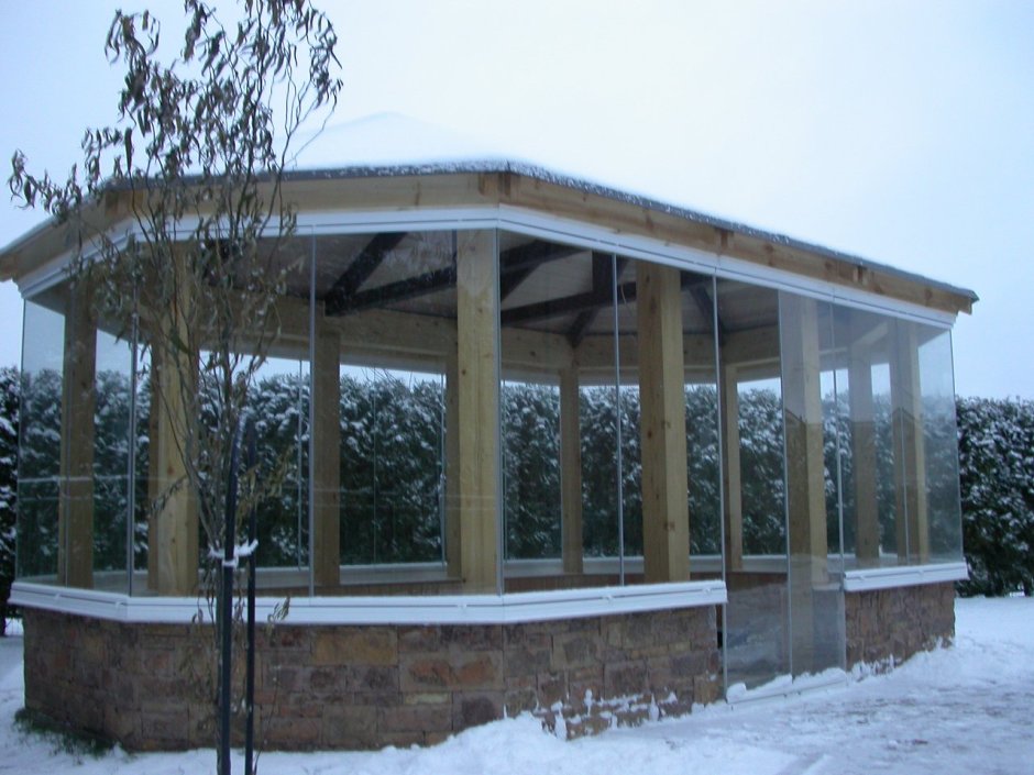 Кирпичная беседка с остеклением