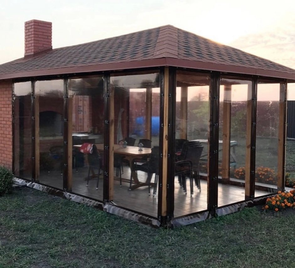 Крытая стеклянная беседка