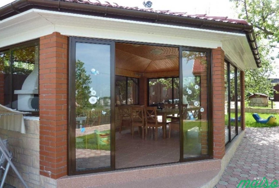 Кирпичная беседка 6х8 застеклённая