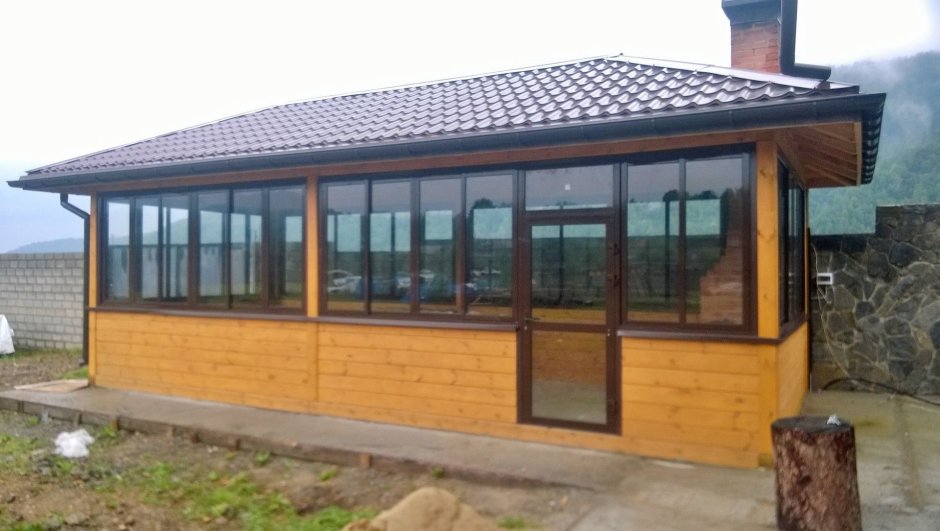 Безрамное остекление беседки