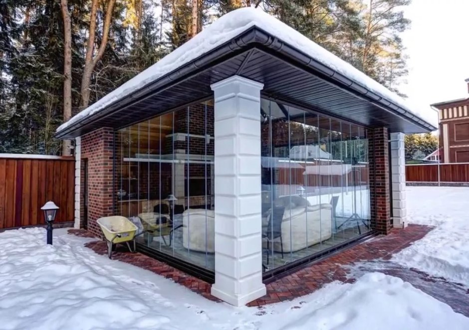 Беседка кирпичная застекленная
