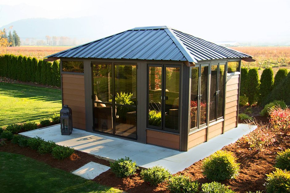 Беседка из кирпича застекленная