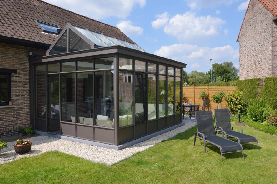 Беседка кирпичная застекленная