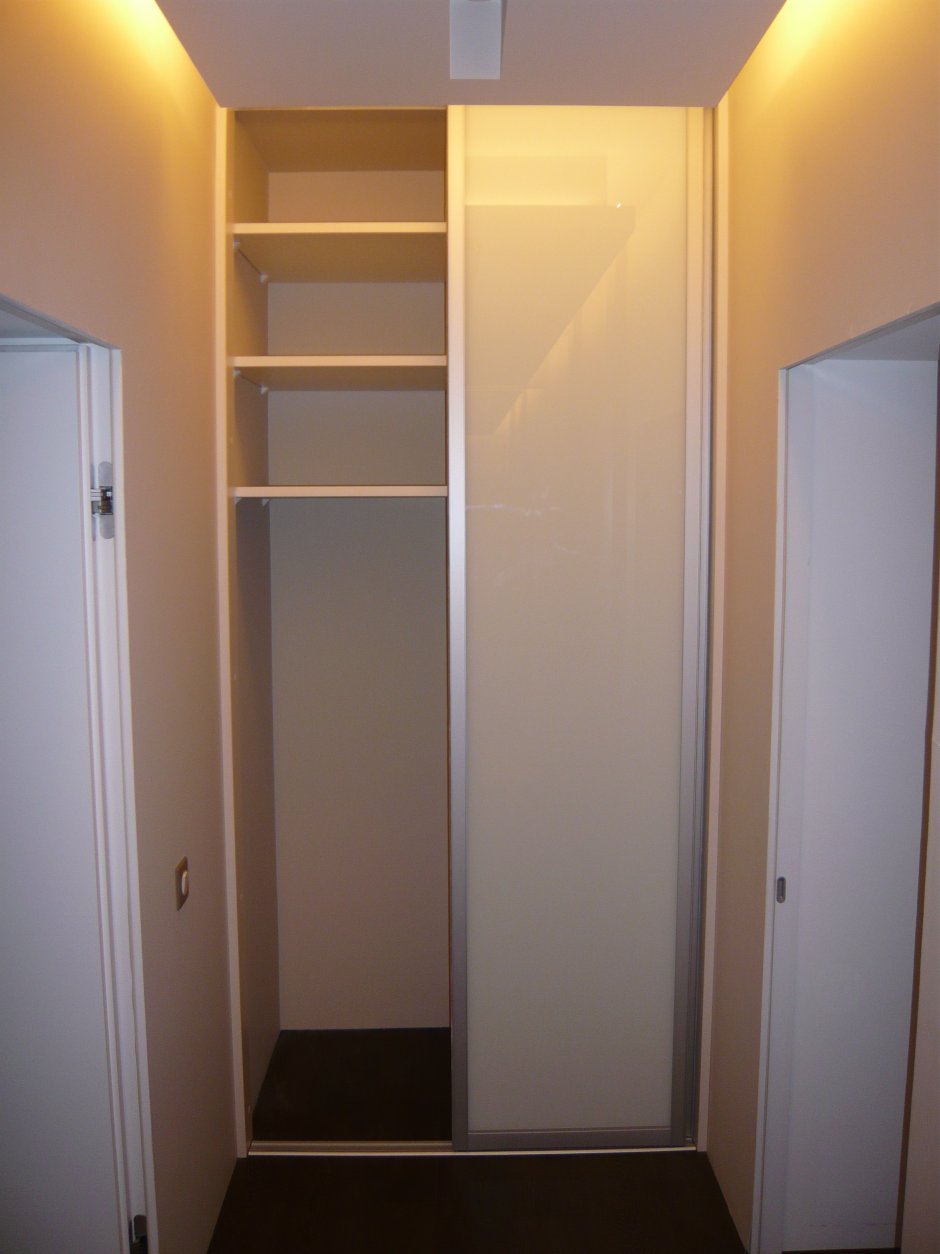 Шкаф в нишу в прихожей