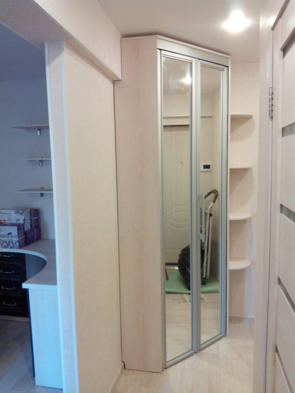 Узкий шкаф в прихожую