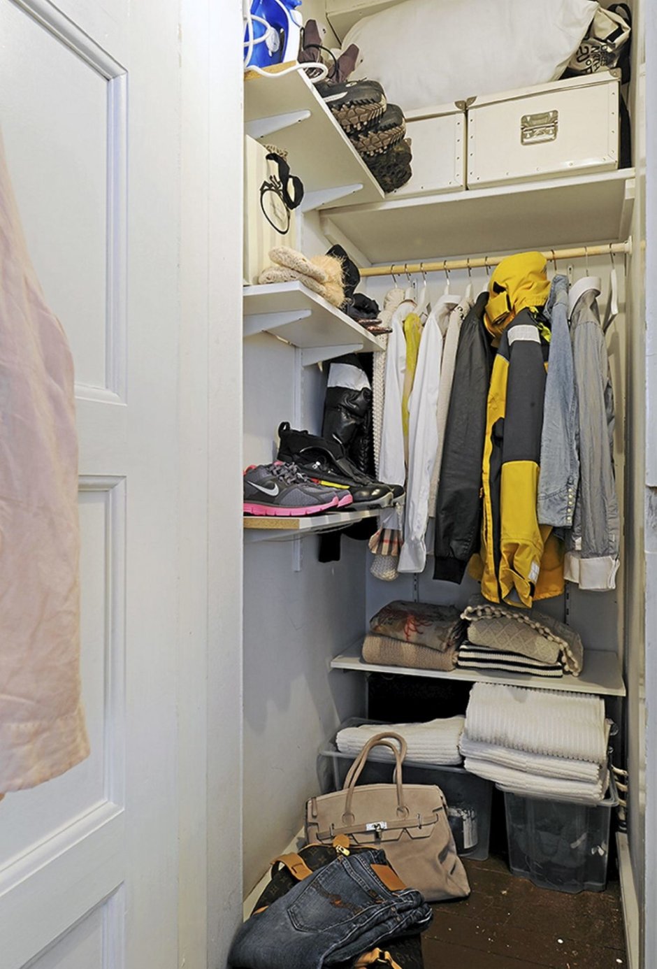 Прихожая в нише дверного проема