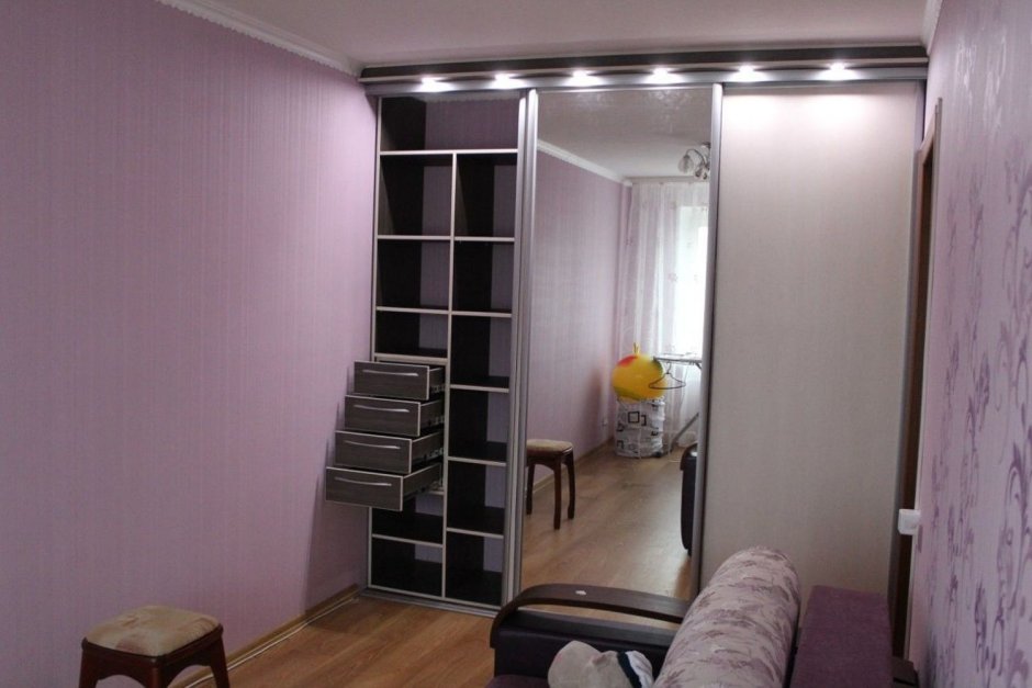 Узкий шкаф в прихожую