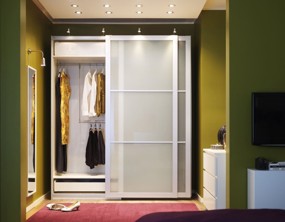 Шкаф в нишу в прихожей