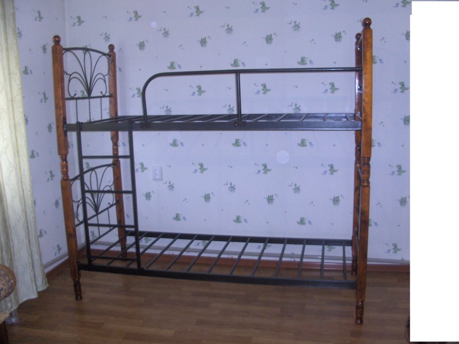 Самодельная двухъярусная кровать из металла
