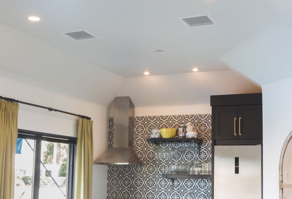 Вытяжка в натяжном потолке на кухне