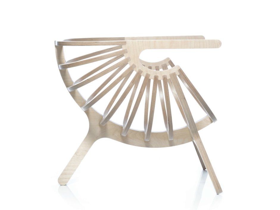 Креативное кресло из дерева