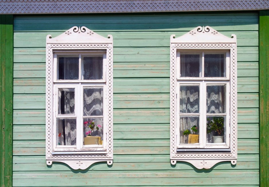 Окно со ставнями и наличниками