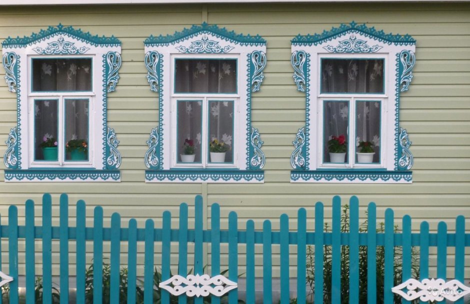 Деревенские окна с наличниками