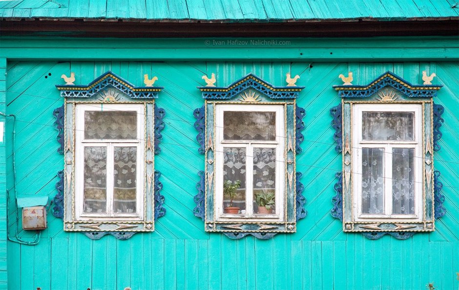 Деревенские окна с наличниками