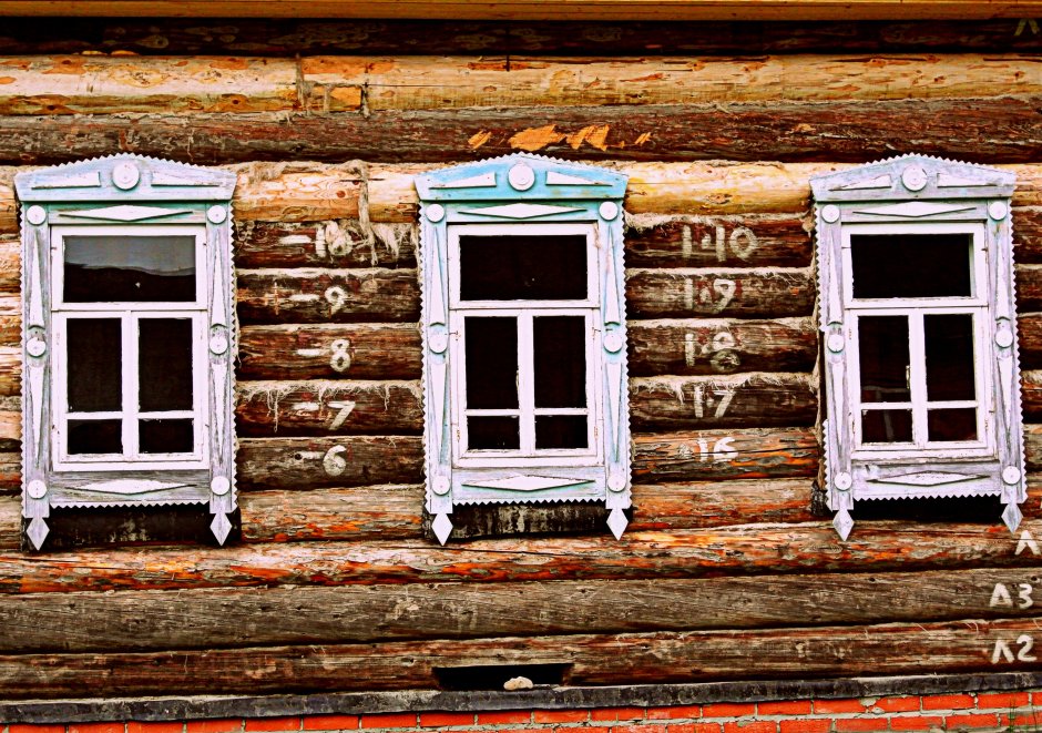 Окно в деревенском доме