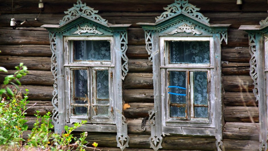 Деревенские окна с наличниками