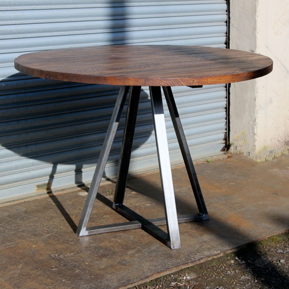 Круглый стол из профильной трубы